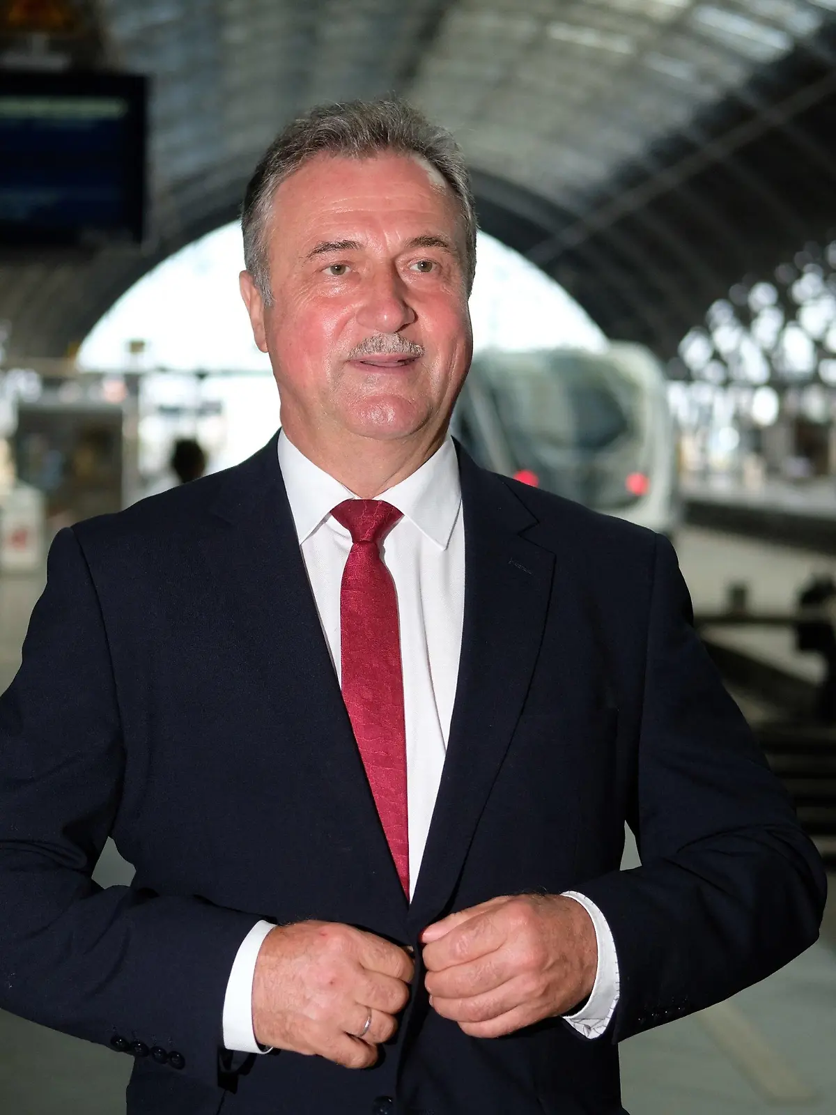 02.09.2021, Sachsen, Leipzig: Claus Weselsky, Vorsitzender der Gewerkschaft der Lokführer (GDL), steht im Hauptbahnhof.Auf Grund eines Streiks der GDL fallen Züge aus. Die Gewerkschaft dehnte in den Morgenstunden ihren Streik für bessere Arbeitskonditionen vom Güterverkehr auf die Personenbeförderungen aus. Foto: Sebastian Willnow/dpa-Zentralbild/dpa +++ dpa-Bildfunk +++