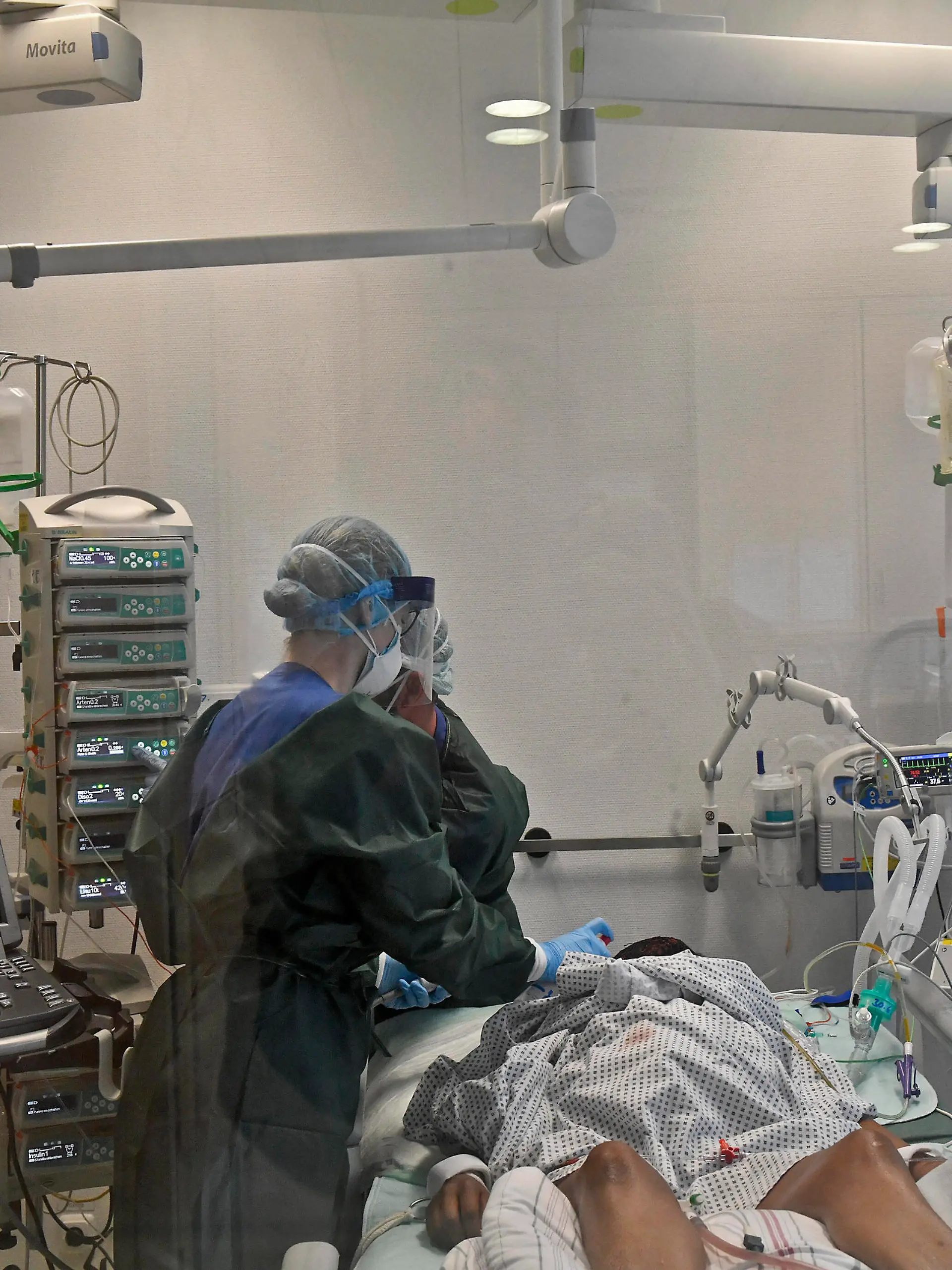 01.07.20, Essen, Nordrhein-Westfalen, Deutschland. Universitaetsklinikum Essen. Intensivstation. Blick in ein Stationszimmer mit Beatmungsgeraet fuer schwersterkrankte Covid-19 Patienten. Aerzte bei der Behandlung einer schwersterkrankten Patientin. Universitaetsklinikum Essen waehrend der Corona Krise *** 01 07 20, Essen, North Rhine-Westphalia, Germany University Hospital Essen Intensive Care Unit View into a ward room with ventilator for critically ill Covid 19 patients Doctors treating a critically ill patient University Hospital Essen during the Corona crisis 