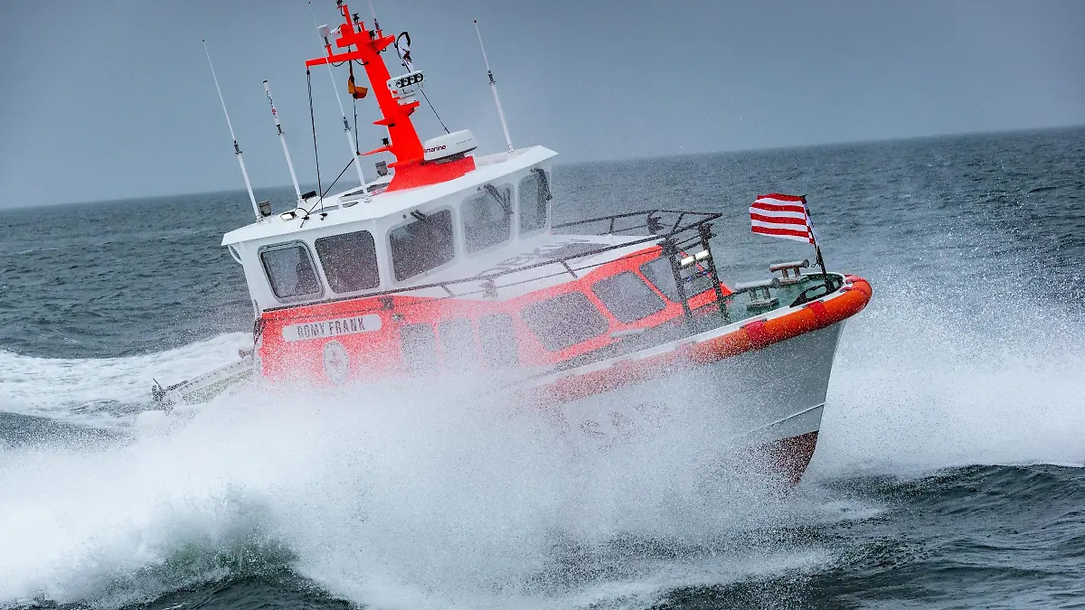 Die Freiwilligen-Besatzung des Seenotrettungsbootes ROMY FRANK der Deutschen Gesellschaft zur Rettung Schiffbrüchiger (DGzRS) brachte den verunglückten Kitesurfer sicher an Land.