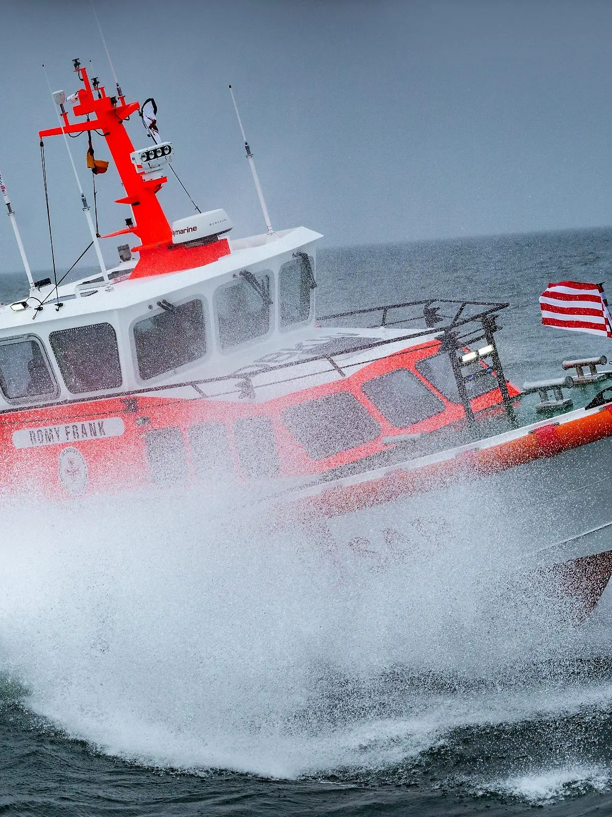 Die Freiwilligen-Besatzung des Seenotrettungsbootes ROMY FRANK der Deutschen Gesellschaft zur Rettung Schiffbrüchiger (DGzRS) brachte den verunglückten Kitesurfer sicher an Land.