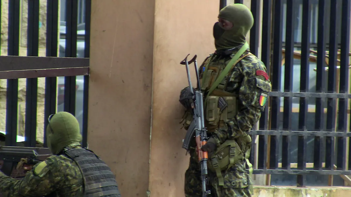Special forces members take position during an uprising that led to the toppling of president Alpha Conde in Kaloum neighbourhood of Conakry, Guinea September 5, 2021. REUTERS/Saliou Samb