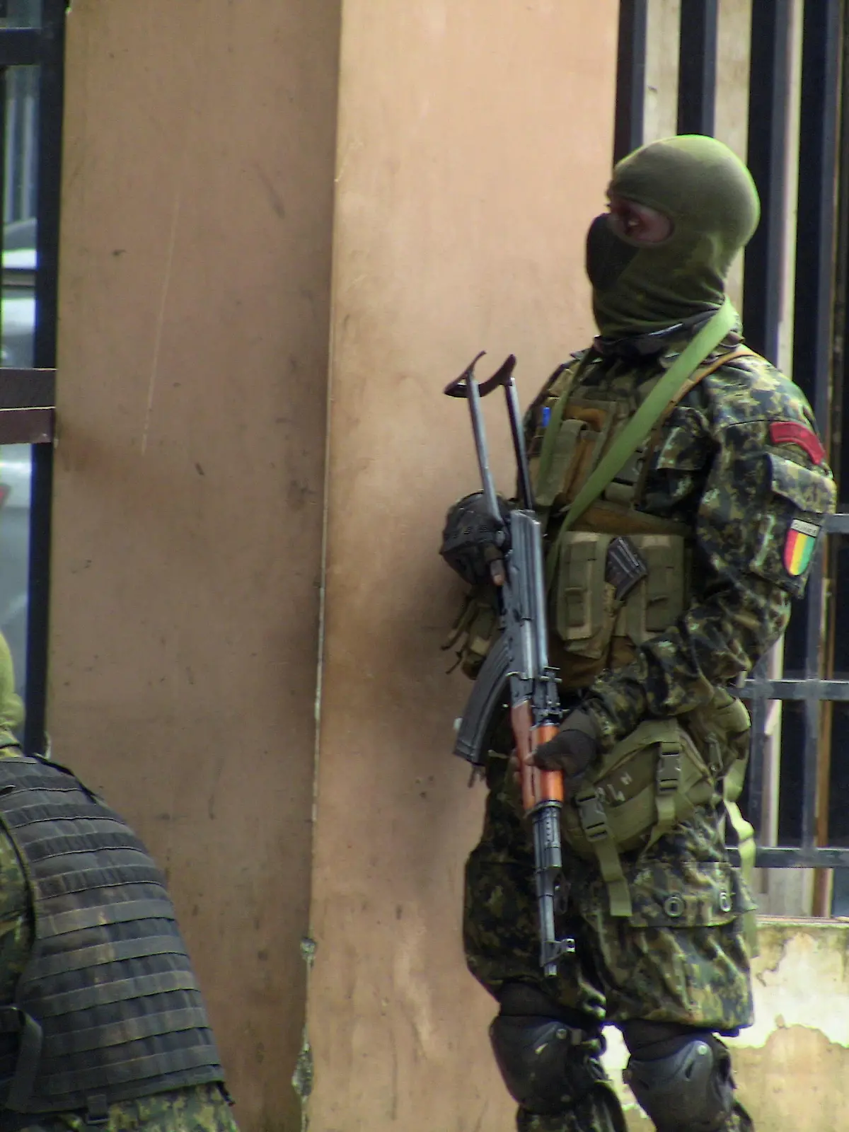 Special forces members take position during an uprising that led to the toppling of president Alpha Conde in Kaloum neighbourhood of Conakry, Guinea September 5, 2021. REUTERS/Saliou Samb