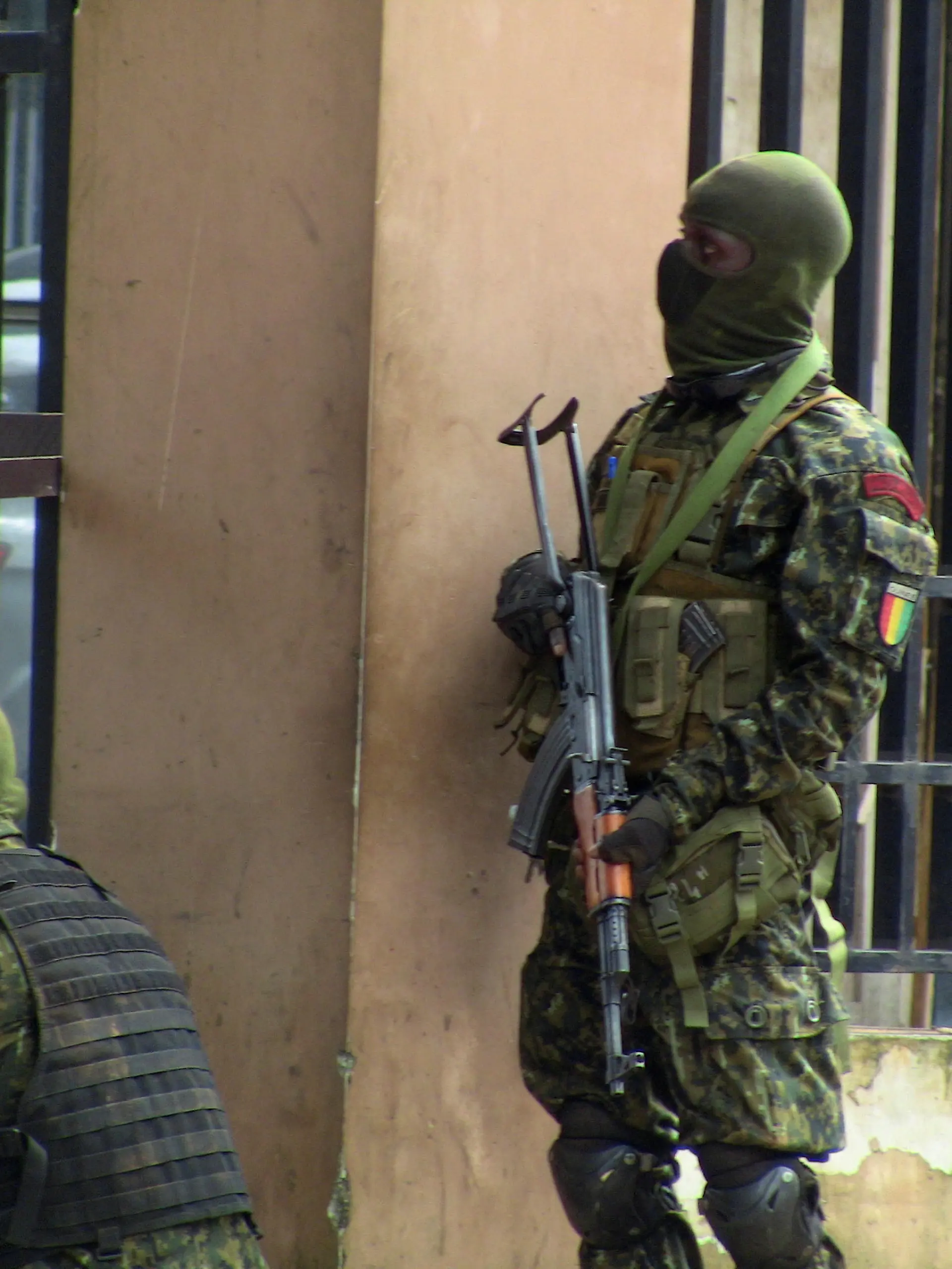 Special forces members take position during an uprising that led to the toppling of president Alpha Conde in Kaloum neighbourhood of Conakry, Guinea September 5, 2021. REUTERS/Saliou Samb