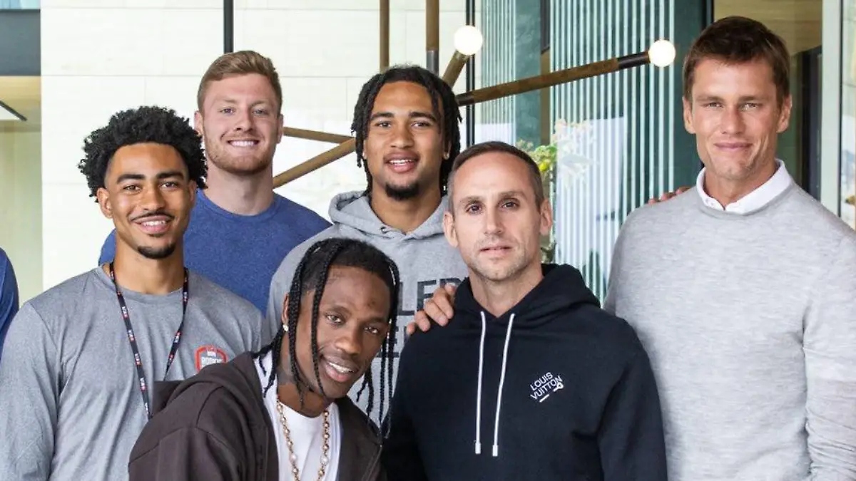 So viel Talent an einem Ort: Tom Brady trifft sich mit den Nachwuchs-Quarterbacks des 2023-Drafts . Special-Guest: Rapper Travis Scott