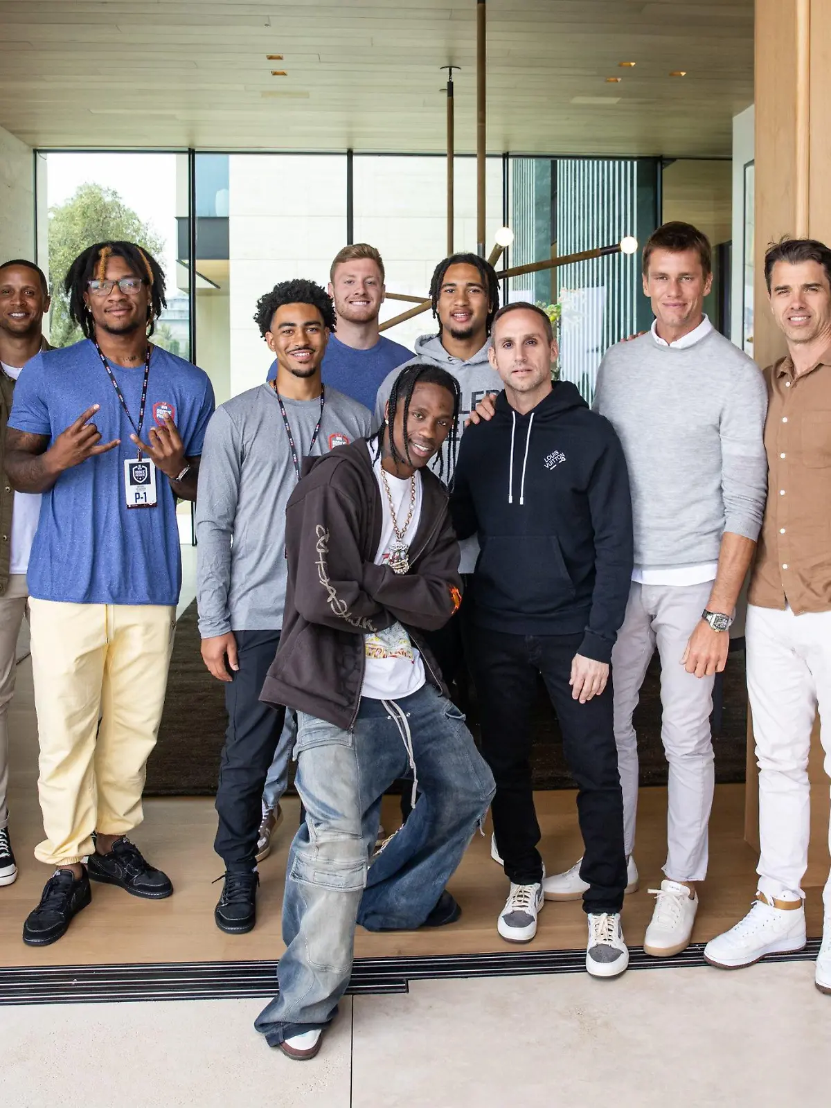 So viel Talent an einem Ort: Tom Brady trifft sich mit den Nachwuchs-Quarterbacks des 2023-Drafts . Special-Guest: Rapper Travis Scott