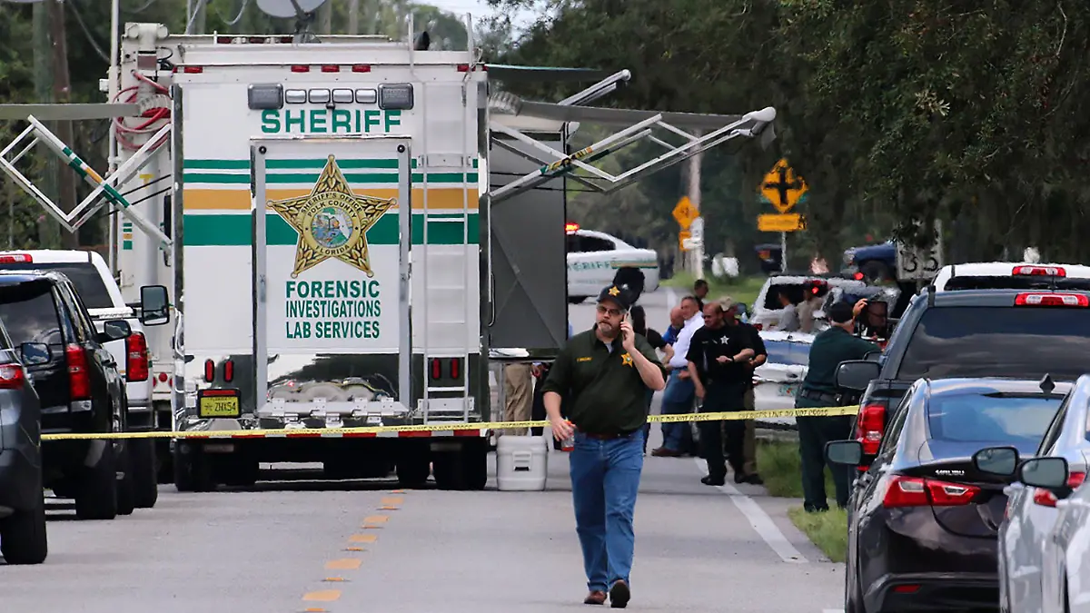 05.09.2021, USA, Lakeland: Beamte des Sheriffs von Polk County (Florida) arbeiten am Tatort einer Schießerei mit mehreren Toten. Vier Menschen sind tot, darunter eine Mutter, die ihr inzwischen verstorbenes Baby noch im Arm hielt. Die Sheriffs von Florida sprechen von einem massiven Feuergefecht mit einem Verdächtigen. (zu dpa: «Schütze tötet Baby und drei weitere Menschen in Florida») Foto: Michael Wilson/The Lakeland Ledger via AP/dpa +++ dpa-Bildfunk +++