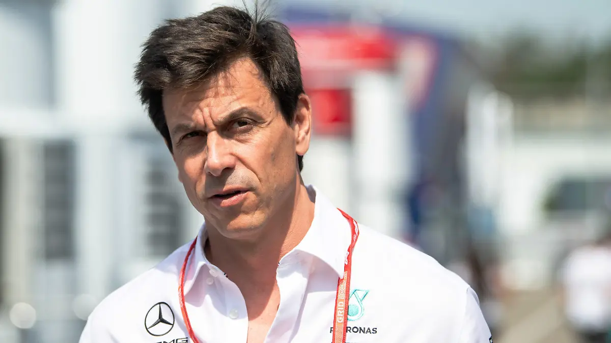 ARCHIV - 25.07.2019, Baden-Württemberg, Hockenheim: Motorsport: Formel-1-Weltmeisterschaft, Grand Prix von Deutschland. Toto Wolff, Motorsportchef des Mercedes-Teams, kommt ins Fahrerlager. (Zu dpa "Wolff bleibt Teamchef bei Mercedes - Prognose: Salary Cap kommt") Foto: Sebastian Gollnow/dpa +++ dpa-Bildfunk +++