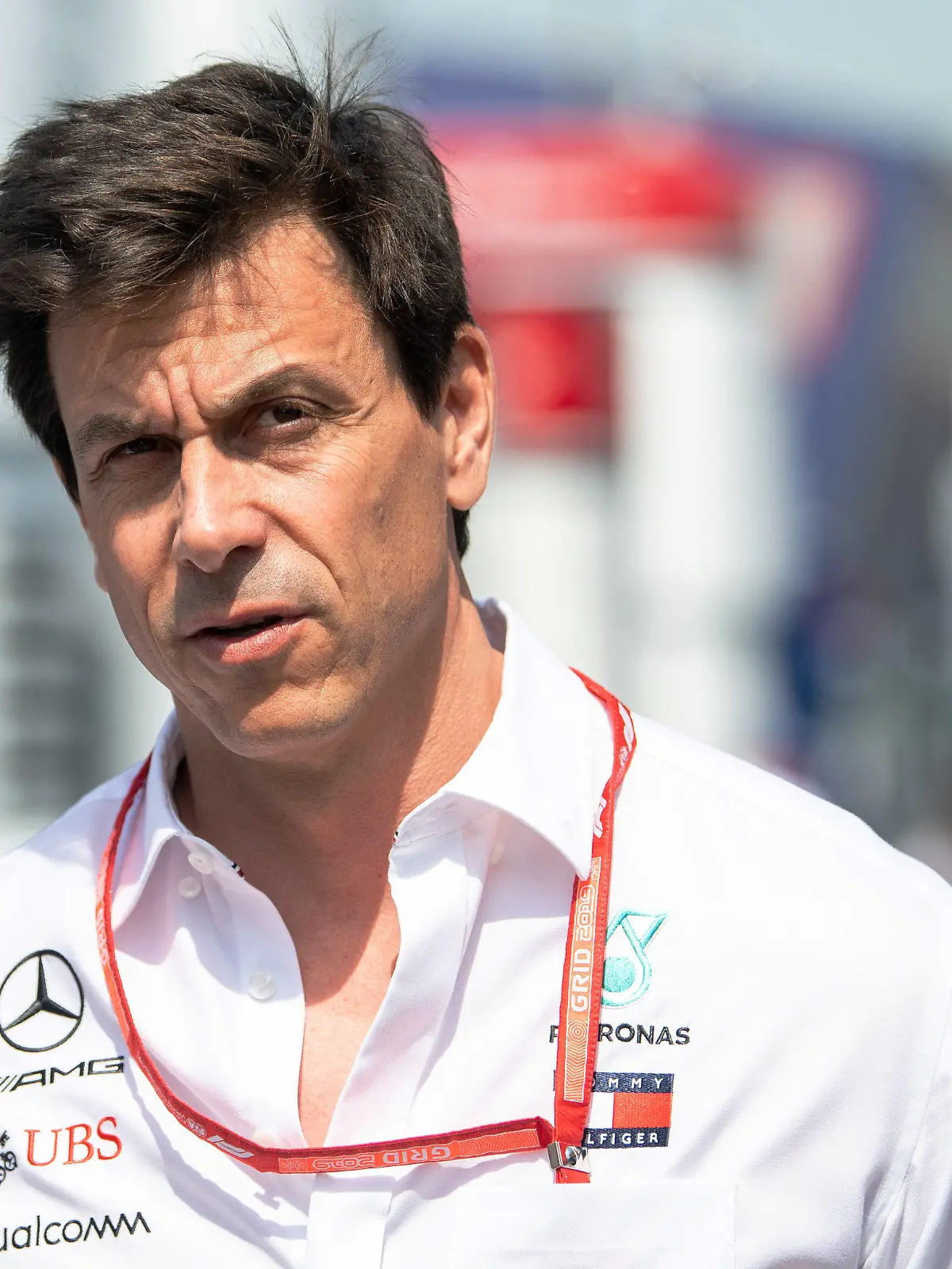 ARCHIV - 25.07.2019, Baden-Württemberg, Hockenheim: Motorsport: Formel-1-Weltmeisterschaft, Grand Prix von Deutschland. Toto Wolff, Motorsportchef des Mercedes-Teams, kommt ins Fahrerlager. (Zu dpa "Wolff bleibt Teamchef bei Mercedes - Prognose: Salary Cap kommt") Foto: Sebastian Gollnow/dpa +++ dpa-Bildfunk +++
