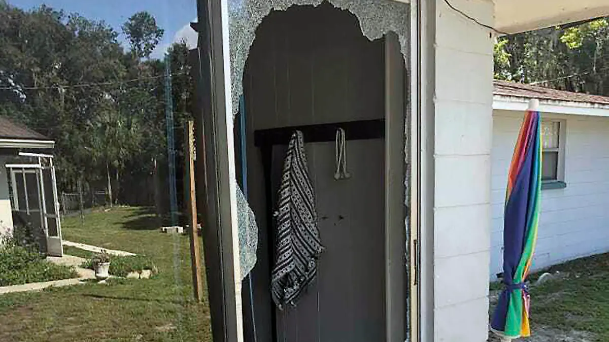 05.09.2021, USA, Lakeland: Dieses Bild, das vom Polk County Sheriff's Office zur Verfügung gestellt wurde, zeigt die Rückseite des Hauses, in dem ein Leutnant des Polk-Sheriffs das Haus betrat und sich einen Schusswechsel mit einem schießenden Verdächtigen in einem Viertel in Lakeland, Florida, lieferte. Vier Menschen sind tot, darunter eine Mutter, die ihr inzwischen verstorbenes Baby noch im Arm hielt. Die Sheriffs von Florida sprechen von einem massiven Feuergefecht mit einem Verdächtigen. (zu dpa: «Schütze tötet Baby und drei weitere Menschen in Florida») Foto: Uncredited/Polk County Sheriff's Office via AP/dpa - ACHTUNG: Nur zur redaktionellen Verwendung und nur mit vollständiger Nennung des vorstehenden Credits +++ dpa-Bildfunk +++