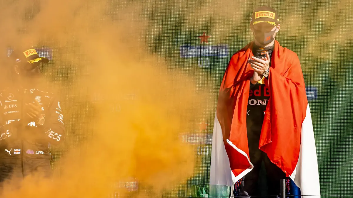  ZANDVOORT - Lewis Hamilton Mercedes and Max Verstappen Red Bull on the podium after the Dutch Grand Prix at the Zandvoort circuit. REMKO DE WAAL Grand Prix xVIxANPxSportx/xxANPxIVx *** ZANDVOORT Lewis Hamilton Mercedes and Max Verstappen Red Bull on the podium after the Dutch Grand Prix at the Zandvoort circuit REMKO DE WAAL Grand Prix xVIxANPxSportx xxANPxIVx 436910396
