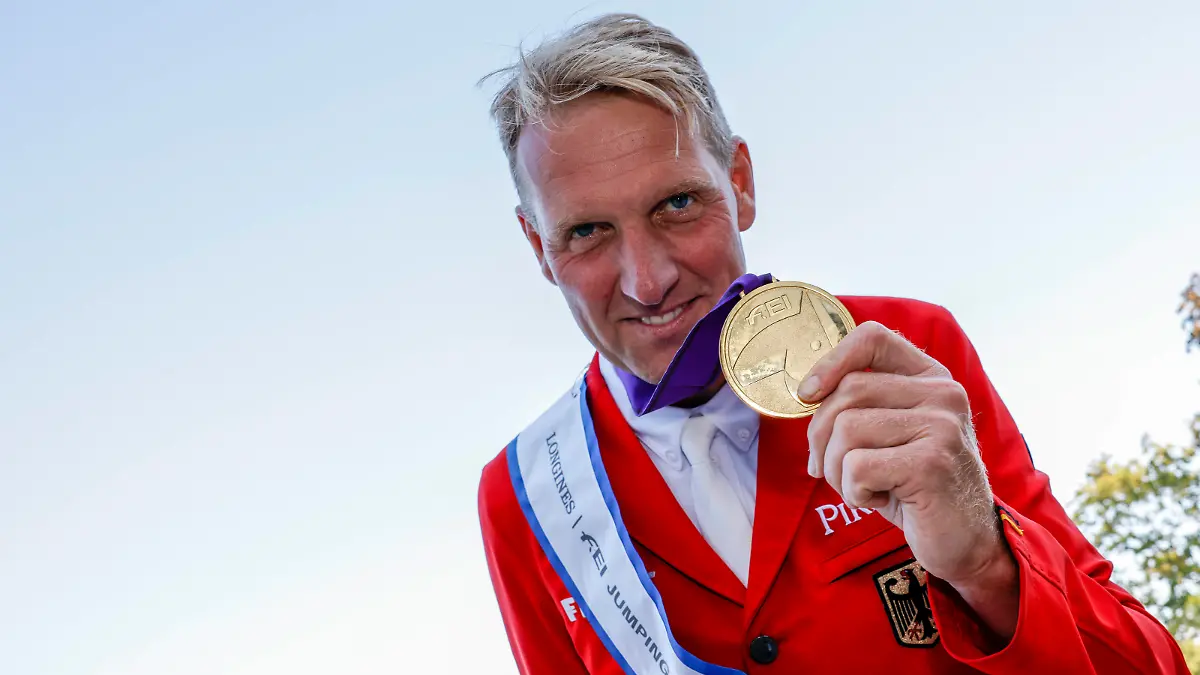 RIESENBECK - FEI Jumping European Championship, EM, Europameisterschaft Riesenbeck 2021, RIESENBECK - FEI Jumping European Championship Riesenbeck 2021 THIEME Andre GER mit Medaille Impression am Rande Hörstel-Riesenbeck, Reitanlage Riesenbeck International 05. September 2021 - *** RIESENBECK FEI Jumping European Championship Riesenbeck 2021, RIESENBECK FEI Jumping European Championship Riesenbeck 2021 THIEME Andre GER with medal Impression on the sidelines Hörstel Riesenbeck, Reitanlage Riesenbeck International 05 September 2021
