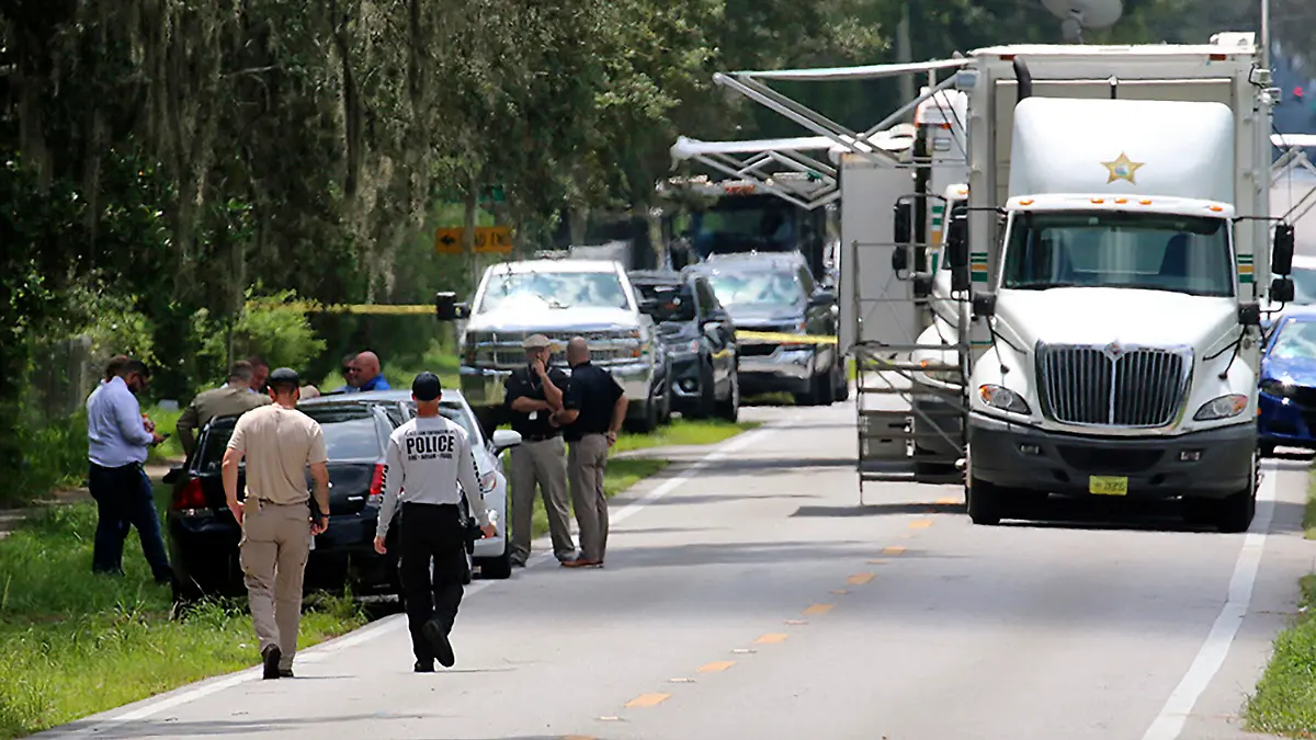 05.09.2021, USA, Lakeland: Beamte des Sheriffs von Polk County (Florida) arbeiten am Tatort einer Schießerei mit mehreren Toten. Vier Menschen sind tot, darunter eine Mutter, die ihr inzwischen verstorbenes Baby noch im Arm hielt. Die Sheriffs von Florida sprechen von einem massiven Feuergefecht mit einem Verdächtigen. (zu dpa: «Schütze tötet Baby und drei weitere Menschen in Florida») Foto: Michael Wilson/The Lakeland Ledger via AP/dpa +++ dpa-Bildfunk +++