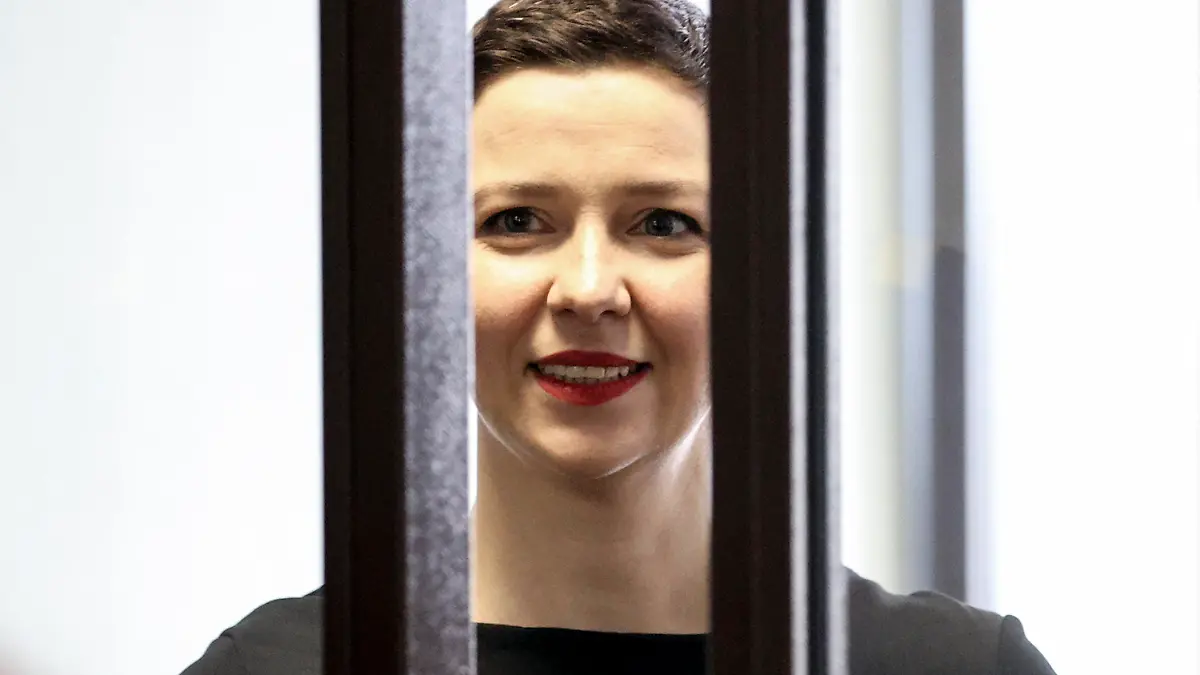 ARCHIV - 04.08.2021, Belarus, Minsk: Maria Kolesnikova, Oppositionelle aus Belarus, während einer Gerichtsverhandlung. Die frühere Musikerin, die lange Zeit in Stuttgart als Kulturmanagerin gearbeitet hatte, gehörte im vergangenen Jahr nach der umstrittenen Präsidentenwahl zu den prominenten Gesichtern der Proteste gegen Lukaschenko, der den Sieg für sich beanspruchte. Die 39-Jährige hatte sich anders als viele andere Gegner Lukaschenkos geweigert, das Land zu verlassen. Sie war vom Geheimdienst KGB entführt und dann ins Gefängnis gesteckt worden. Die Bundesregierung hatte immer wieder auch ihre Freilassung gefordert. Der Politikerin drohen bis zu zwölf Jahre Haft. Foto: Ramil Nasibulin/BelTA/AP/dpa +++ dpa-Bildfunk +++