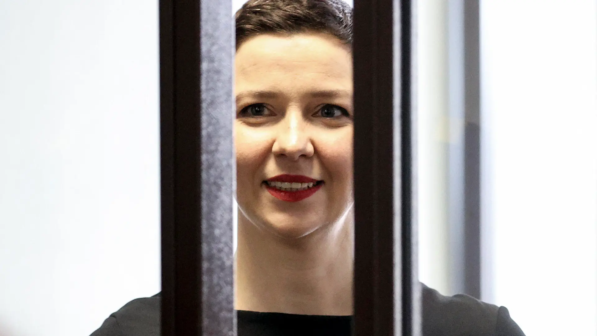 ARCHIV - 04.08.2021, Belarus, Minsk: Maria Kolesnikova, Oppositionelle aus Belarus, während einer Gerichtsverhandlung. Die frühere Musikerin, die lange Zeit in Stuttgart als Kulturmanagerin gearbeitet hatte, gehörte im vergangenen Jahr nach der umstrittenen Präsidentenwahl zu den prominenten Gesichtern der Proteste gegen Lukaschenko, der den Sieg für sich beanspruchte. Die 39-Jährige hatte sich anders als viele andere Gegner Lukaschenkos geweigert, das Land zu verlassen. Sie war vom Geheimdienst KGB entführt und dann ins Gefängnis gesteckt worden. Die Bundesregierung hatte immer wieder auch ihre Freilassung gefordert. Der Politikerin drohen bis zu zwölf Jahre Haft. Foto: Ramil Nasibulin/BelTA/AP/dpa +++ dpa-Bildfunk +++