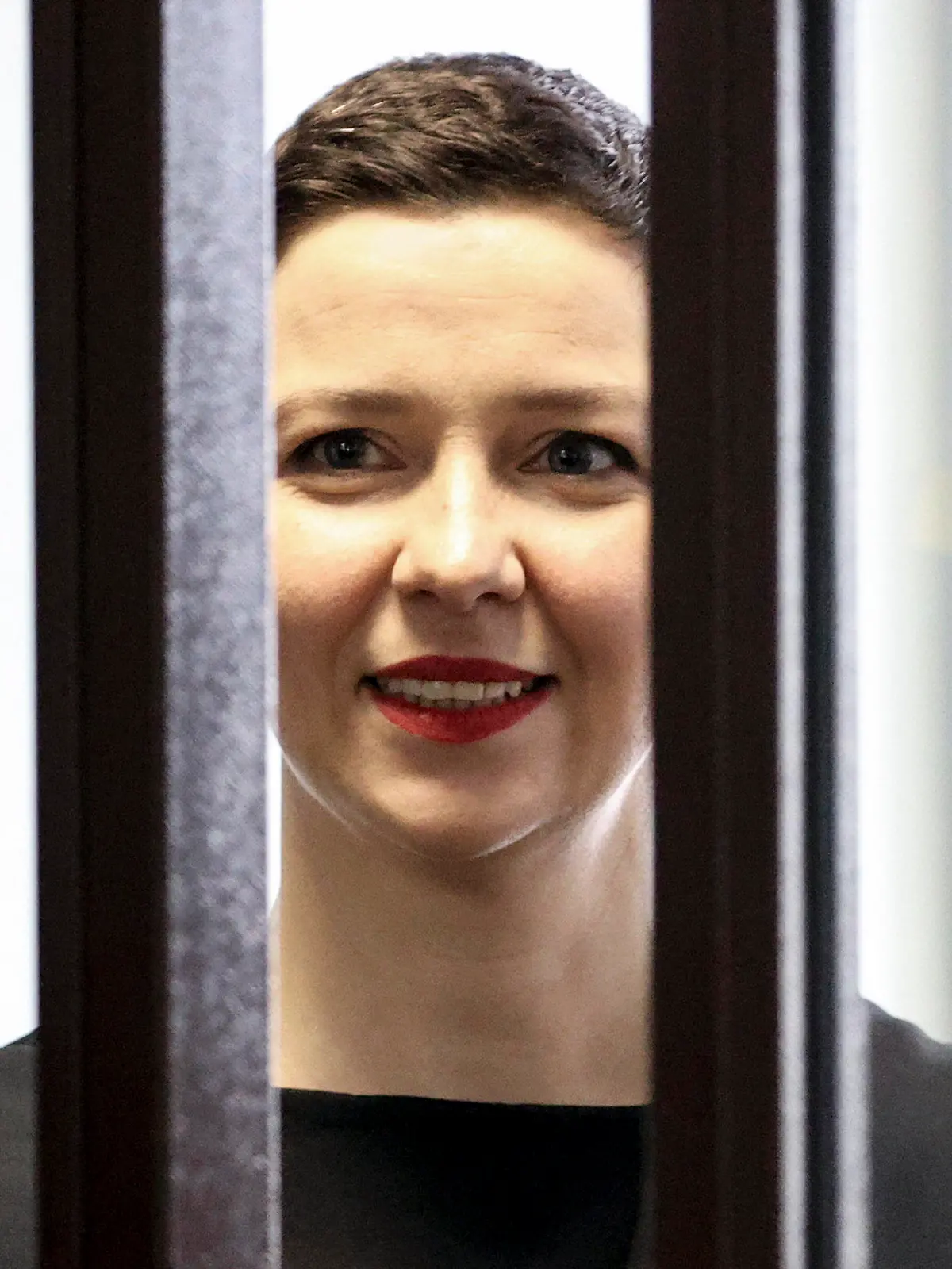 ARCHIV - 04.08.2021, Belarus, Minsk: Maria Kolesnikova, Oppositionelle aus Belarus, während einer Gerichtsverhandlung. Die frühere Musikerin, die lange Zeit in Stuttgart als Kulturmanagerin gearbeitet hatte, gehörte im vergangenen Jahr nach der umstrittenen Präsidentenwahl zu den prominenten Gesichtern der Proteste gegen Lukaschenko, der den Sieg für sich beanspruchte. Die 39-Jährige hatte sich anders als viele andere Gegner Lukaschenkos geweigert, das Land zu verlassen. Sie war vom Geheimdienst KGB entführt und dann ins Gefängnis gesteckt worden. Die Bundesregierung hatte immer wieder auch ihre Freilassung gefordert. Der Politikerin drohen bis zu zwölf Jahre Haft. Foto: Ramil Nasibulin/BelTA/AP/dpa +++ dpa-Bildfunk +++