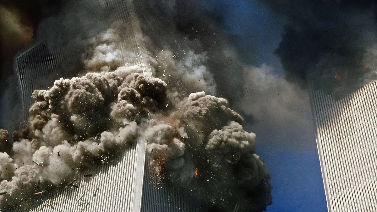 September 11, 2001 - New York, New York, U.S. - The south tower of the World Trade Center, left, begins to collapse in New York Tuesday 9/11. In the most horrifying attacks ever against the U.S., terrorists crashed two airliners into the World Trade center in a deadly series of blows that brought down the twin 110-story towers. New York U.S. PUBLICATIONxINxGERxSUIxAUTxONLY - ZUMAg85_
September 11 2001 New York New York U S The South Tower of The World Trade Center left BEGINS to Collapse in New York Tuesday 9 11 in The Most horrifying Attacks Ever against The U S Terrorists Crashed Two Airliners into The World Trade Center in a Deadly Series of blows Thatcher BROUGHT Down The Twin 110 Story Towers New York U S PUBLICATIONxINxGERxSUIxAUTxONLY ZUMAg85_