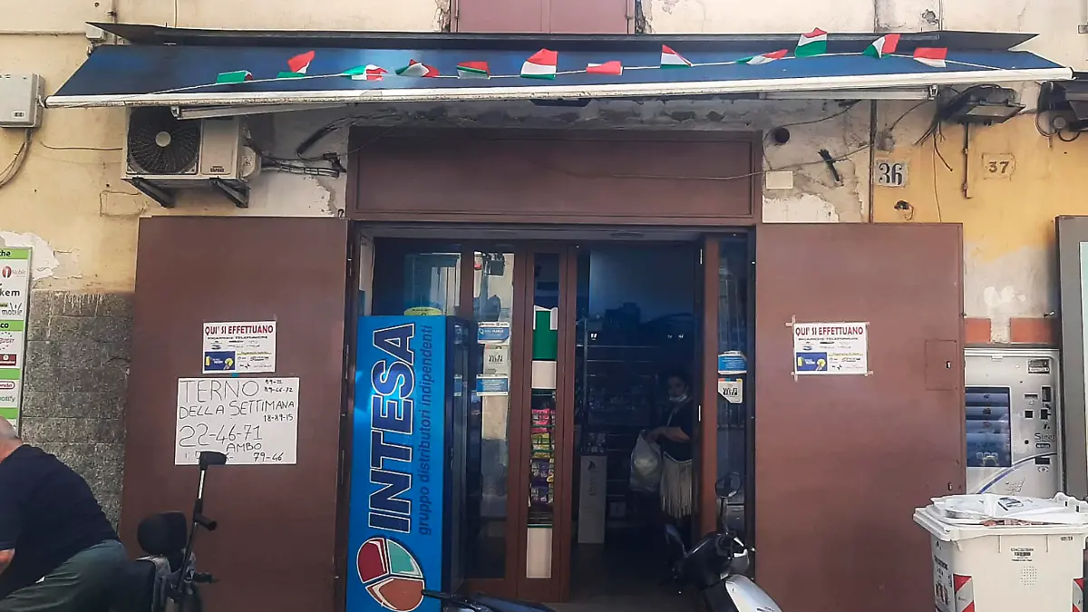 E' ormai irreperibile da 24 ore il tabaccaio che ieri mattina si è impossessato di un Gratta e vinci da 500mila euro, appartenente a una anziana cliente che chiedeva conferma della vincita. L'uomo, di cui non sono state rese note le generalità, ha fatto perdere le sue tracce a bordo di uno scooter. Dopo la denuncia della vittima i carabinieri lo stanno ricercando presso amici e familiari, Napoli, 4 settembre 2021.
ANSA