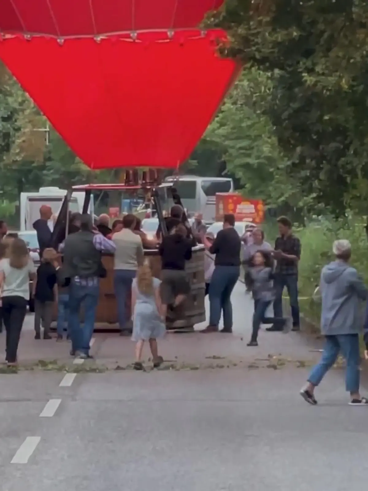 Ein Heißluftballon musste auf einer Straße notlanden, weil der Wind plötzlich drehte.
