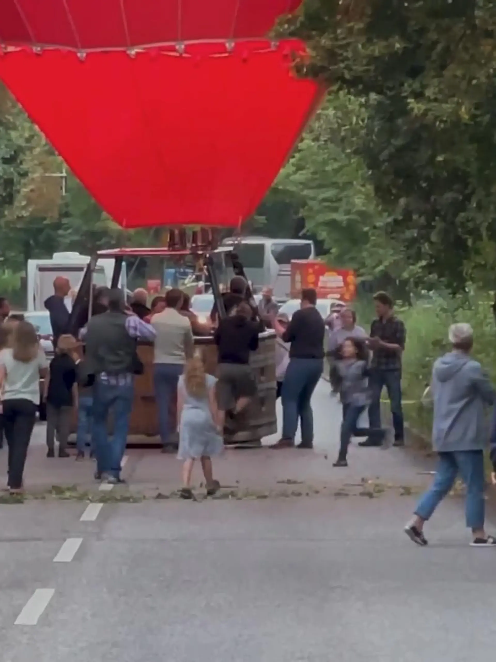 Ein Heißluftballon musste auf einer Straße notlanden, weil der Wind plötzlich drehte.