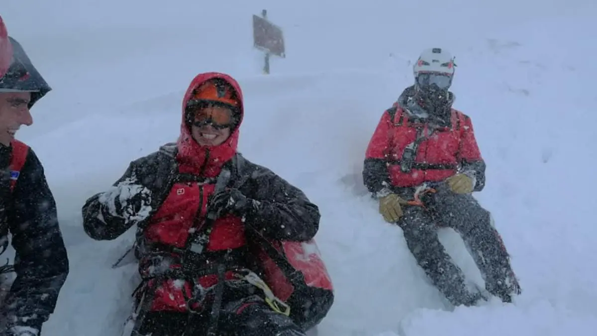 Bergwacht rettet sie aus kniehohem Schnee: Junges Paar wandert auf Zugspitze - in Turnschuhen!