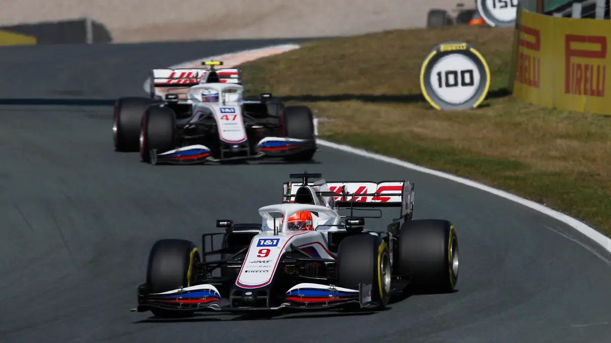  Formula 1 2021: Dutch GP CIRCUIT ZANDVOORT, NETHERLANDS - SEPTEMBER 05: Nikita Mazepin, Haas VF-21, leads Mick Schumacher, Haas VF-21 during the Dutch GP at Circuit Zandvoort on Sunday September 05, 2021 in North Holland, Netherlands. Photo by Zak Mauger / LAT Images Images PUBLICATIONxINxGERxSUIxAUTxHUNxONLY GP2113_130556_56I0387