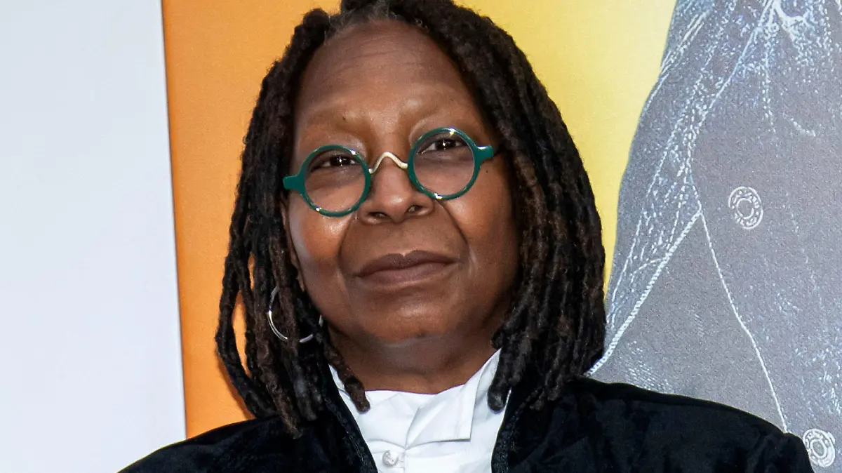 ARCHIV - 28.10.2018, USA, New York: Whoopi Goldberg besucht die Weltpremiere von "Nobody's Fool". (zu dpa «Whoopi Goldberg nach Holocaust-Äußerungen von US-Sender suspendiert») Foto: Charles Sykes/Invision/AP/dpa +++ dpa-Bildfunk +++