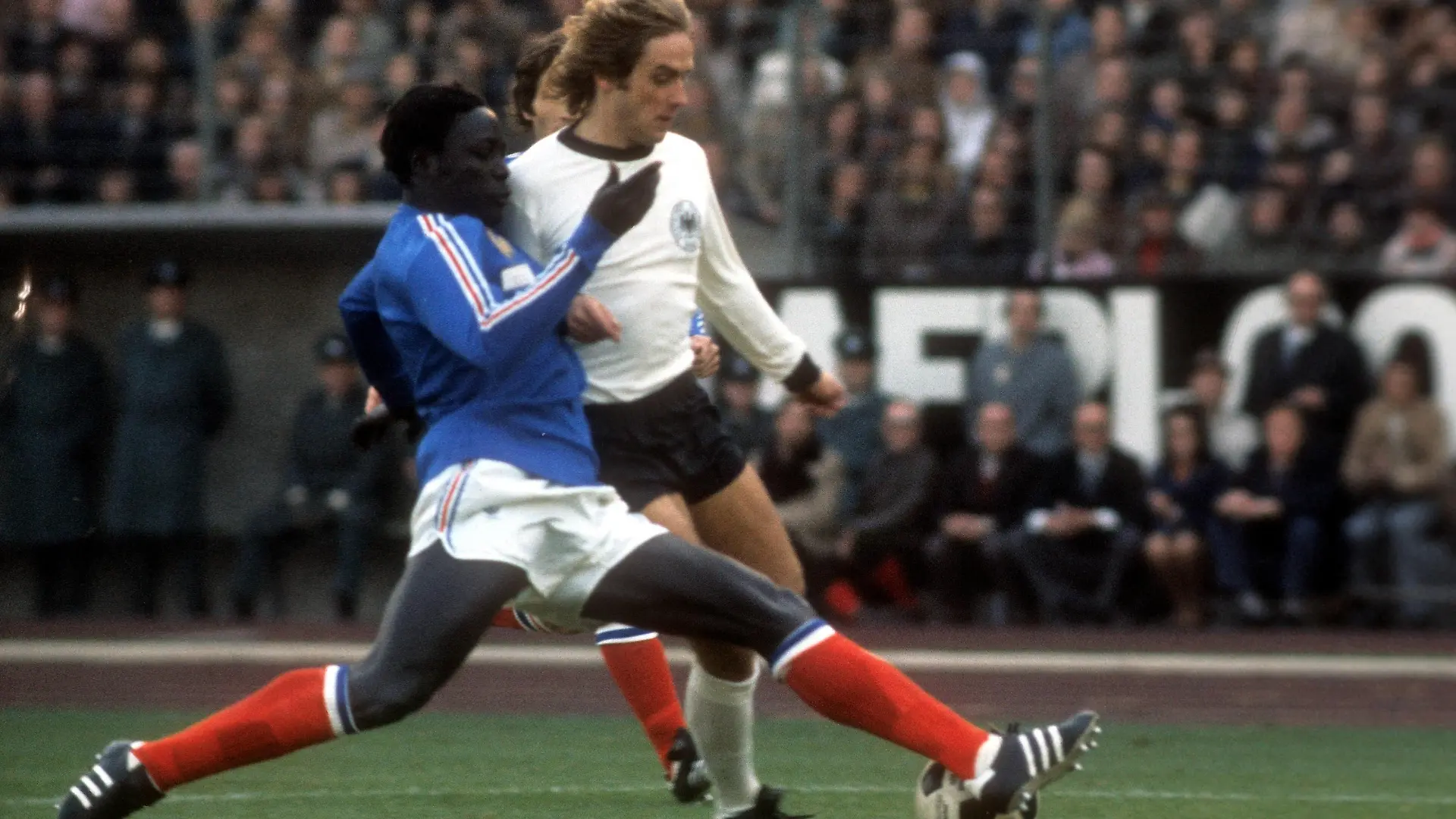 BR Deutschland - Frankreich in Gelsenkirchen: Jean Pierre Adams (li., Frankreich) gegen Helmut Kremers

BR Germany France in Gelsenkirchen Jean Pierre Adams left France against Helmut Kremers