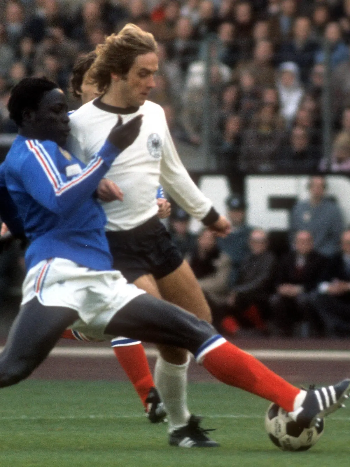 BR Deutschland - Frankreich in Gelsenkirchen: Jean Pierre Adams (li., Frankreich) gegen Helmut Kremers

BR Germany France in Gelsenkirchen Jean Pierre Adams left France against Helmut Kremers