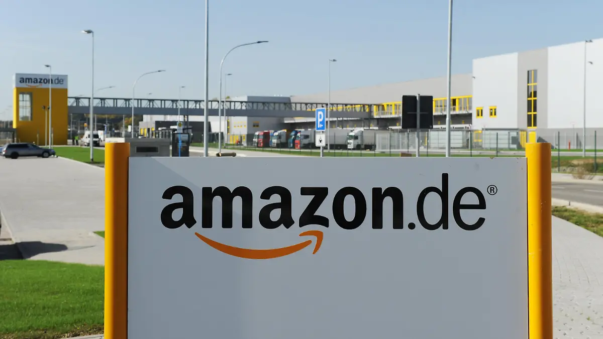 Aussenaufnahme des Amazon Logistik-Zentrum in Pforzheim (Baden-Württemberg) aufgenommen am 19.10.2012. Der Internet-Versandhändler hat in Pforzheim einen neuen Standort eröffnet. Foto: Uli Deck/dpa (zu dpa "Voller Erwartung vor halbleerem Lager: Amazon in Pforzheim" vom 23.10.2012) ++