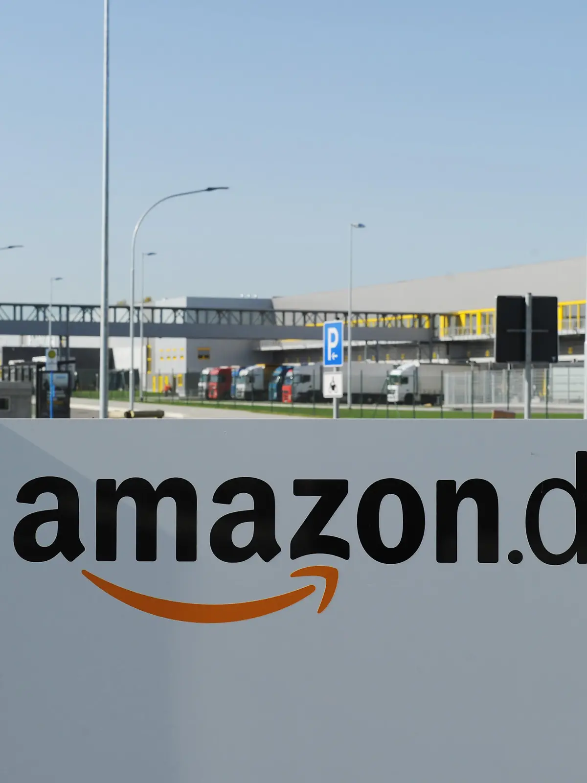 Aussenaufnahme des Amazon Logistik-Zentrum in Pforzheim (Baden-Württemberg) aufgenommen am 19.10.2012. Der Internet-Versandhändler hat in Pforzheim einen neuen Standort eröffnet. Foto: Uli Deck/dpa (zu dpa "Voller Erwartung vor halbleerem Lager: Amazon in Pforzheim" vom 23.10.2012) ++
