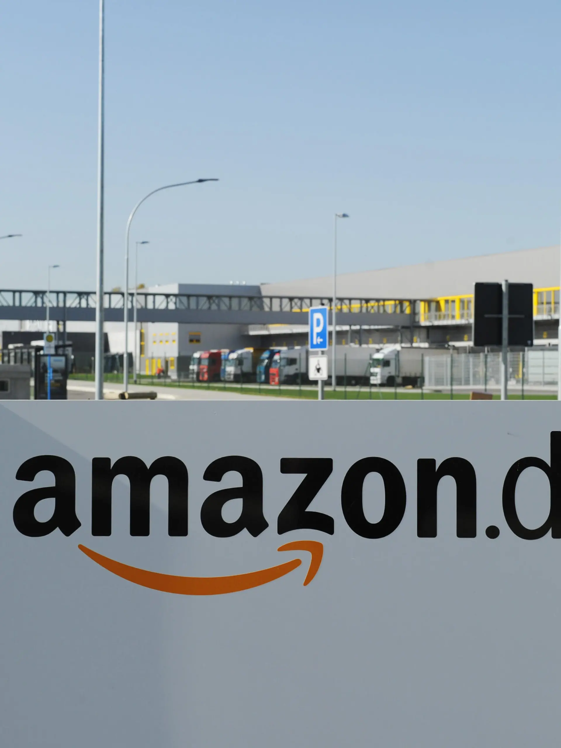 Aussenaufnahme des Amazon Logistik-Zentrum in Pforzheim (Baden-Württemberg) aufgenommen am 19.10.2012. Der Internet-Versandhändler hat in Pforzheim einen neuen Standort eröffnet. Foto: Uli Deck/dpa (zu dpa "Voller Erwartung vor halbleerem Lager: Amazon in Pforzheim" vom 23.10.2012) ++