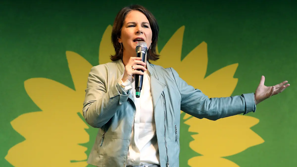 06.09.2021, Mecklenburg-Vorpommern, Rostock: Bei einer Wahlkampfveranstaltung von Bündnis 90/Die Grünen spricht Annalena Baerbock, Kanzlerkandidatin der Partei für die bevorstehende Bundestagswahl. Auf der Diskussionsveranstaltung stellen sich auch die Kandidaten für die Landtagswahl im September den Fragen der Gäste. Foto: Bernd Wüstneck/dpa-Zentralbild/dpa +++ dpa-Bildfunk +++