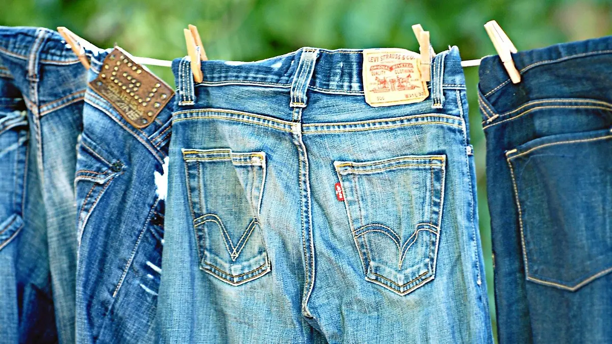 ©PHOTOPQR/LE MIDI LIBRE/CWIOSNA CABANE ; NIMES LE 20090923ILLUSTRATION JEAN BLUE JEAN DETAILS: JEAN PLIE RANGE SUSPENDU DETAIL POCHE MATIERE JEAN...©PHOTOPQR/LE MIDI LIBRE/