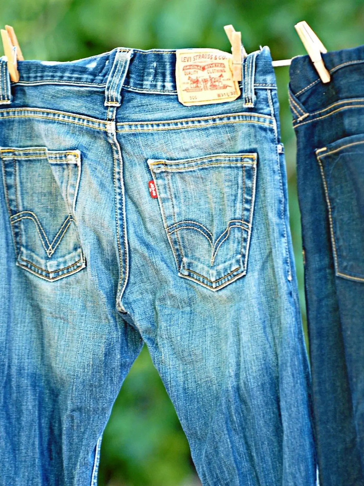 ©PHOTOPQR/LE MIDI LIBRE/CWIOSNA CABANE ; NIMES LE 20090923ILLUSTRATION JEAN BLUE JEAN DETAILS: JEAN PLIE RANGE SUSPENDU DETAIL POCHE MATIERE JEAN...©PHOTOPQR/LE MIDI LIBRE/