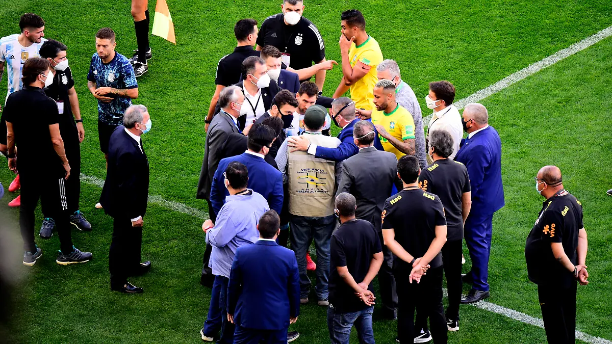 Fußball, WM Quali, Brasilien - Argentinien, Gesundheitsbehörde sorgt wegen Corona für Spielabbruch SAO PAULO, BRAZIL - SEPTEMBER 05: Health Staff of ANVISA of Brazil argues with Liones Messi of Argentina and Neymar of Brazil on the field and declares the Stop the Match ,during a match between Brazil and Argentina as part of South American Qualifiers for Qatar 2022 at Arena Corinthians on September 5, 2021 in Sao Paulo, Brazil. Photo by MB Media SPO, SOC, FOI PUBLICATIONxINxGERxSUIxAUTxONLY Copyright: xMBxMediax