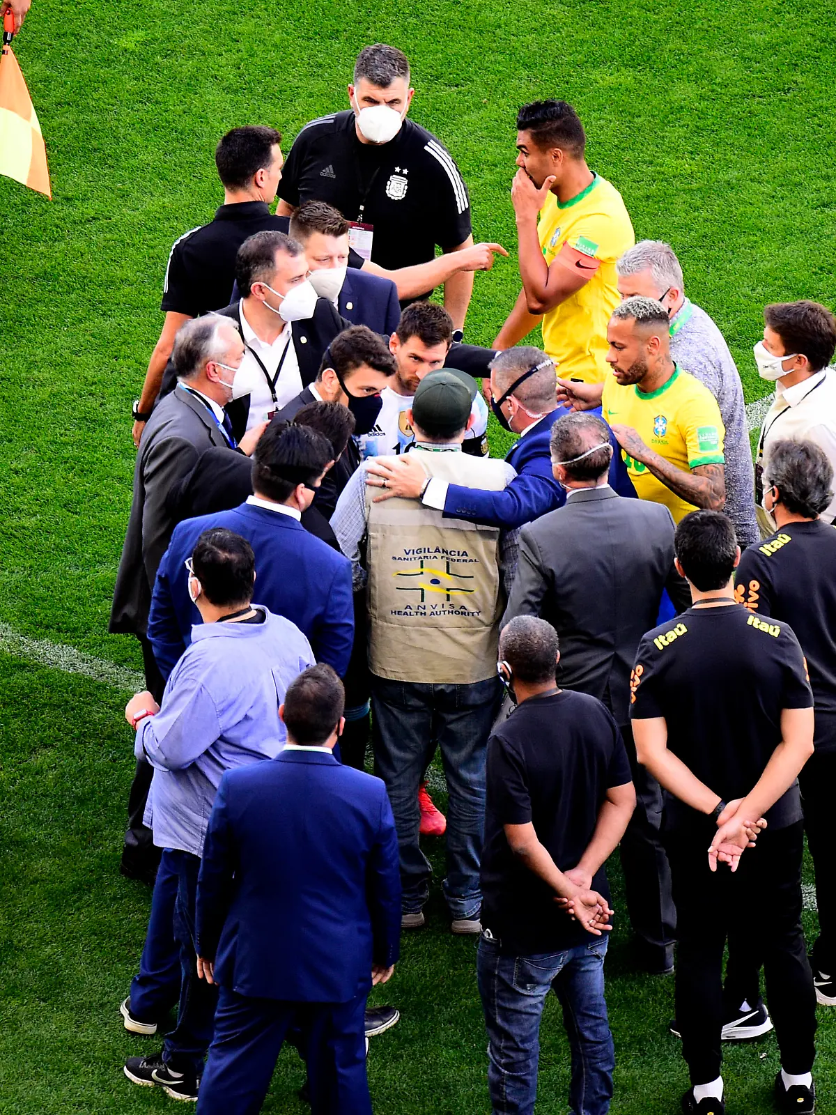 Fußball, WM Quali, Brasilien - Argentinien, Gesundheitsbehörde sorgt wegen Corona für Spielabbruch SAO PAULO, BRAZIL - SEPTEMBER 05: Health Staff of ANVISA of Brazil argues with Liones Messi of Argentina and Neymar of Brazil on the field and declares the Stop the Match ,during a match between Brazil and Argentina as part of South American Qualifiers for Qatar 2022 at Arena Corinthians on September 5, 2021 in Sao Paulo, Brazil. Photo by MB Media SPO, SOC, FOI PUBLICATIONxINxGERxSUIxAUTxONLY Copyright: xMBxMediax