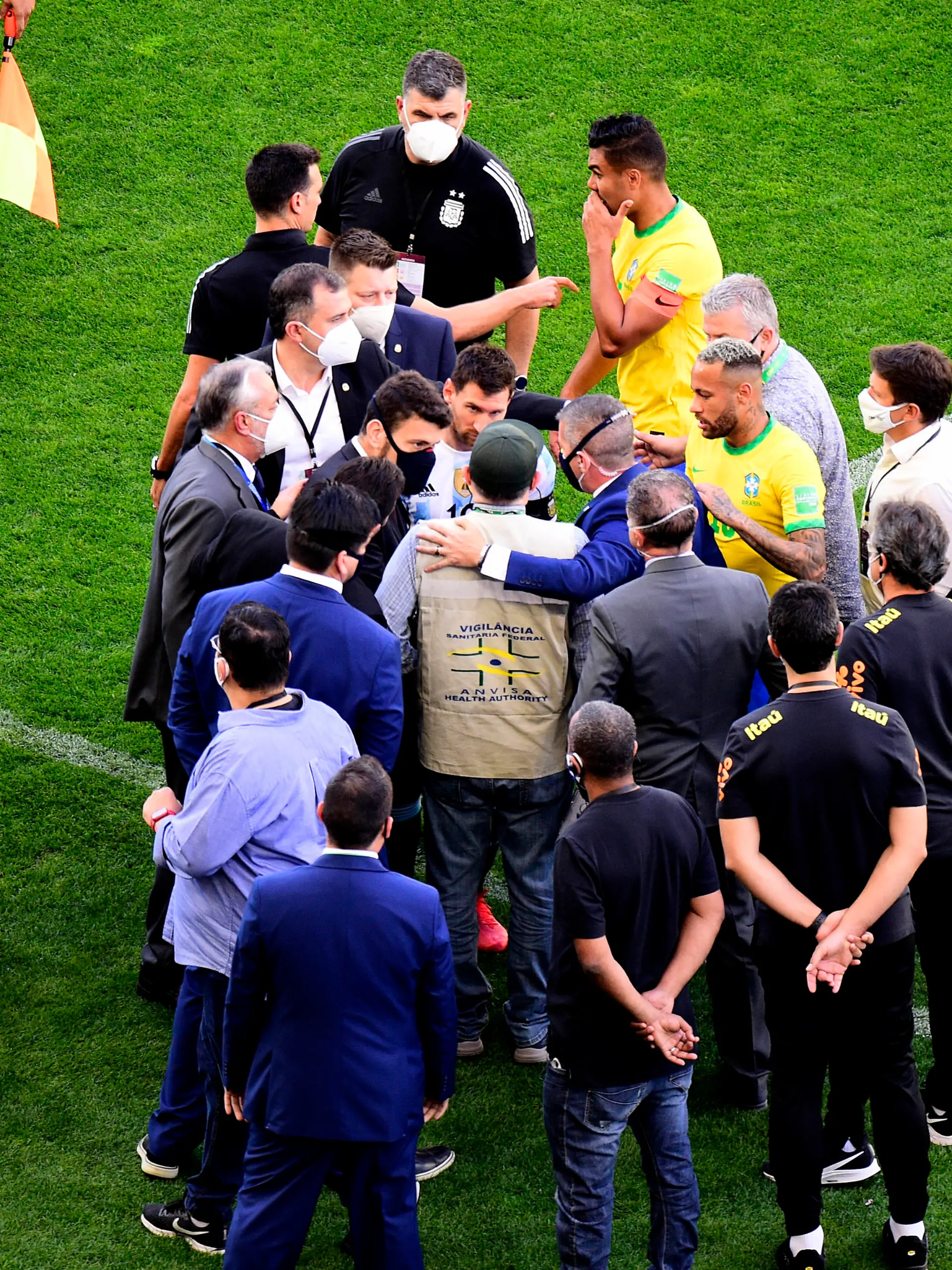 Fußball, WM Quali, Brasilien - Argentinien, Gesundheitsbehörde sorgt wegen Corona für Spielabbruch SAO PAULO, BRAZIL - SEPTEMBER 05: Health Staff of ANVISA of Brazil argues with Liones Messi of Argentina and Neymar of Brazil on the field and declares the Stop the Match ,during a match between Brazil and Argentina as part of South American Qualifiers for Qatar 2022 at Arena Corinthians on September 5, 2021 in Sao Paulo, Brazil. Photo by MB Media SPO, SOC, FOI PUBLICATIONxINxGERxSUIxAUTxONLY Copyright: xMBxMediax