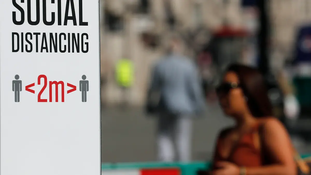 22.06.2020, Großbritannien, London: Ein Schild in einer Einkaufsstraße weist auf das Abstandsgebot von 2 Metern hin. Großbritannien lockert weiter Maßnahmen zur Eindämmung der Corona-Pandemie. Nun wird auch das Abstandsgebot überprüft. Foto: Frank Augstein/AP/dpa +++ dpa-Bildfunk +++