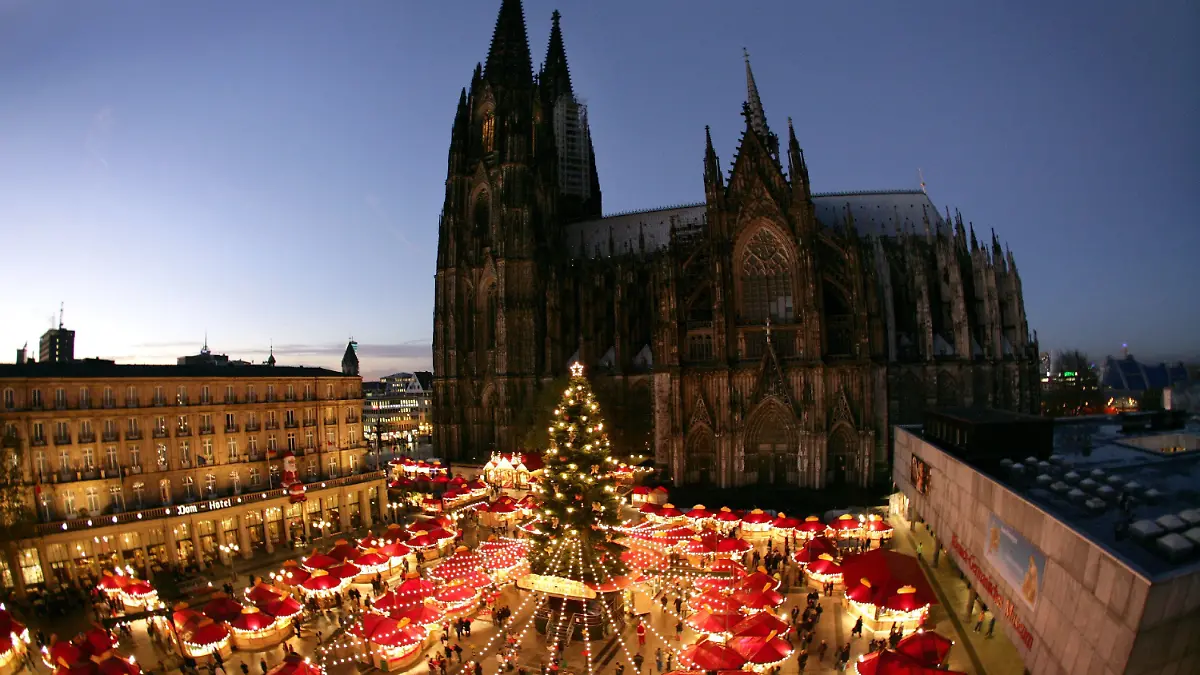 Blick auf den Weihnachtsmarkt auf dem Roncalli-Platz vor dem Dom in Köln, der am Montag (21.11.2005) eröffnet worden ist. Foto: Rolf Vennenbernd dpa/lnw +++(c) dpa - Bildfunk+++
