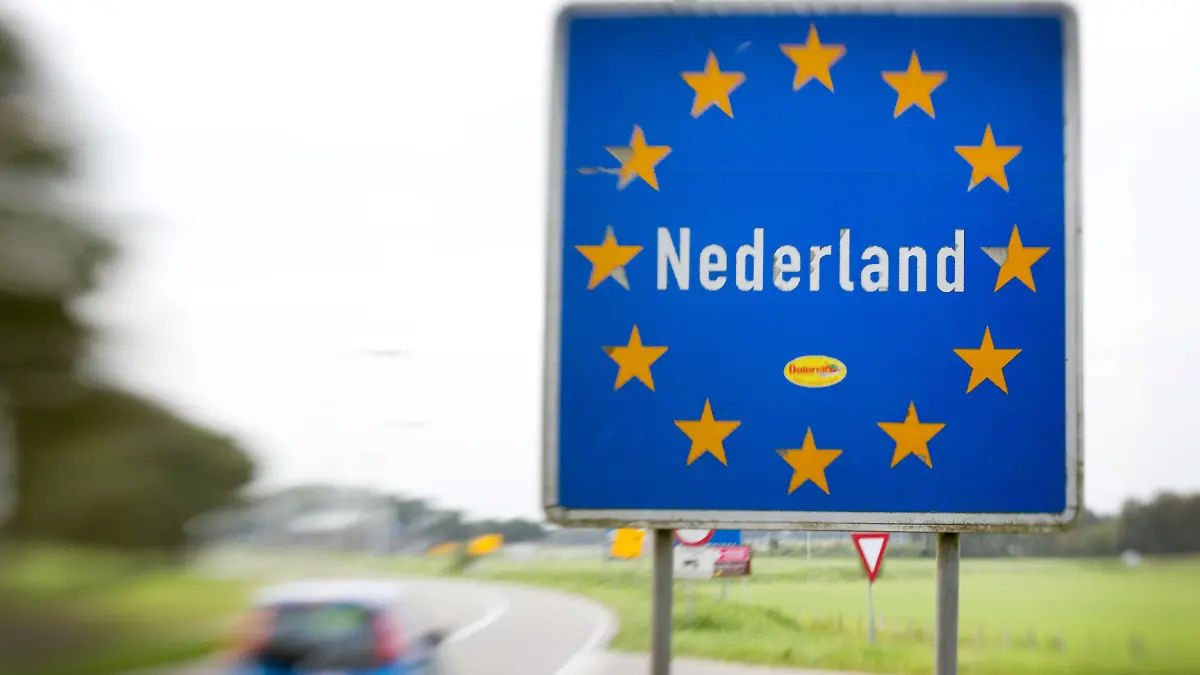 ARCHIV - 21.09.2011, Niederlande, Venebrugge: Nederland («Niederlande») steht auf einem Schild an der Grenze zwischen den Niederlanden und Deutschland. Pfingsturlauber oder Tagestouristen, die aus NRW Richtung Niederlande starten, müssen aufpassen: Im Nachbarland ist es aufgrund der Corona-Bestimmungen strafbar, mit drei oder mehr Personen aus unterschiedlichen Haushalten in einem Auto zu fahren. (zu dpa/lnw «Vorsicht bei Pfingst-Fahrt in Niederlande: Nur zwei Freunde pro Auto») Foto: Friso Gentsch/dpa +++ dpa-Bildfunk +++