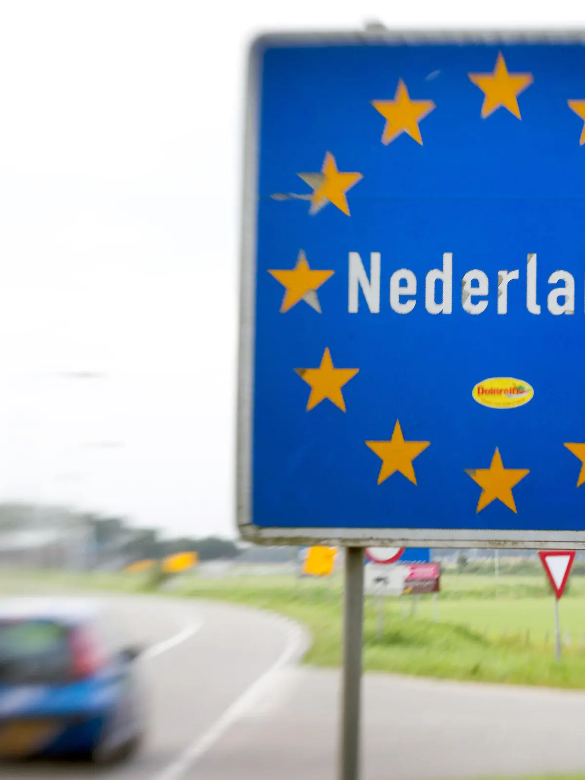ARCHIV - 21.09.2011, Niederlande, Venebrugge: Nederland («Niederlande») steht auf einem Schild an der Grenze zwischen den Niederlanden und Deutschland. Pfingsturlauber oder Tagestouristen, die aus NRW Richtung Niederlande starten, müssen aufpassen: Im Nachbarland ist es aufgrund der Corona-Bestimmungen strafbar, mit drei oder mehr Personen aus unterschiedlichen Haushalten in einem Auto zu fahren. (zu dpa/lnw «Vorsicht bei Pfingst-Fahrt in Niederlande: Nur zwei Freunde pro Auto») Foto: Friso Gentsch/dpa +++ dpa-Bildfunk +++