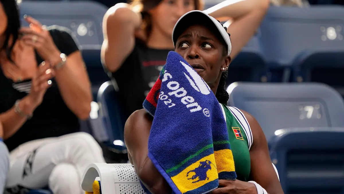 Sloane Stephens, of the United States, takes a break between games against Angelique Kerber, of Germany, during the third round of the US Open tennis championships, Friday, Sept. 3, 2021, in New York. (AP Photo/Elise Amendola)