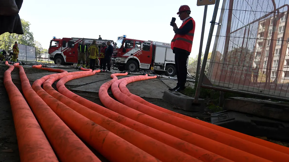 05.09.2021, Nordrhein-Westfalen, Duisburg: Viele Kilometer Schlauch hat die Feuerwehr für die Hochhaussprengung verlegt. Mit der Entfernung des 63 Meter hohen Wohnblocks aus den 1970er Jahren, dem sogenannte "Weisse Riesen", will die Stadt den Stadtteil Hochheide aufwerten. Foto: Roberto Pfeil/dpa +++ dpa-Bildfunk +++