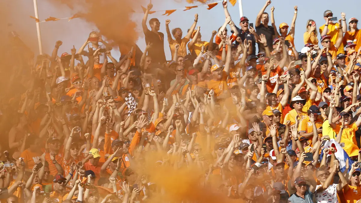 2021-09-05 16:31:39 ZANDVOORT- Fans feiern nach dem Großen Preis von Holland, den Max Verstappen auf der Rennstrecke von Zandvoort gewonnen hat. ANP VINCENT JANNINK