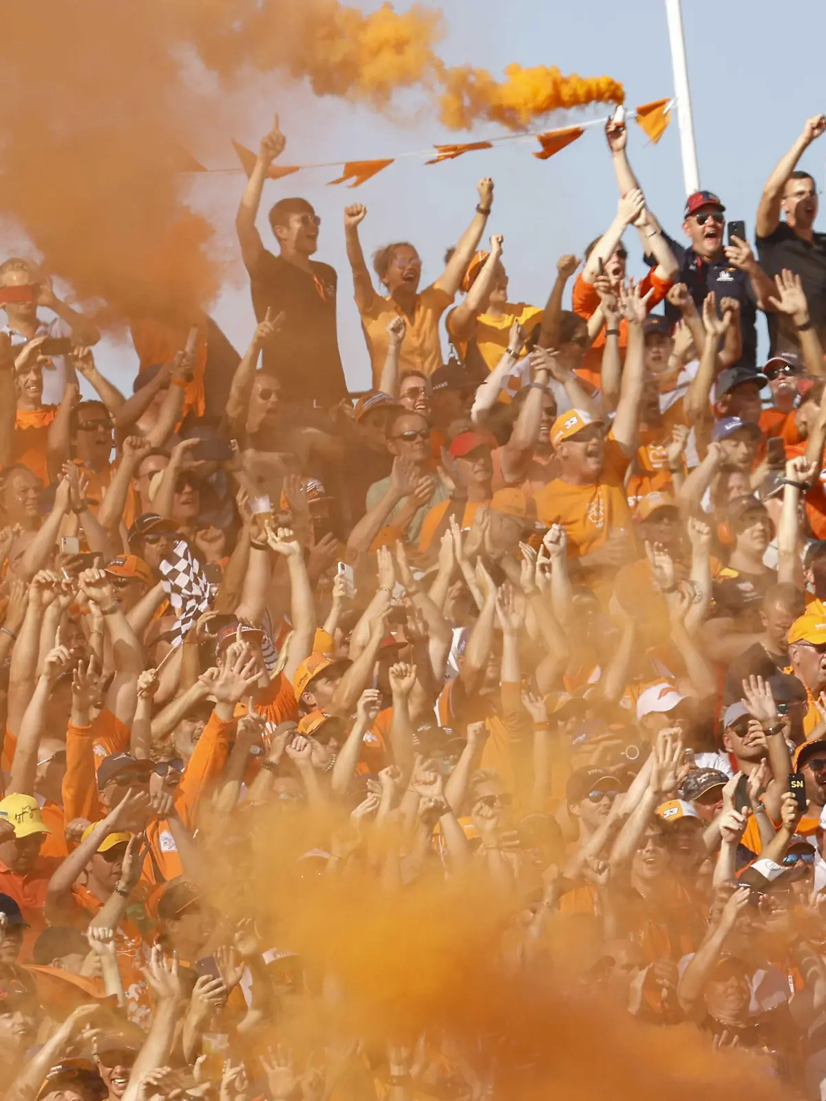 2021-09-05 16:31:39 ZANDVOORT- Fans feiern nach dem Großen Preis von Holland, den Max Verstappen auf der Rennstrecke von Zandvoort gewonnen hat. ANP VINCENT JANNINK