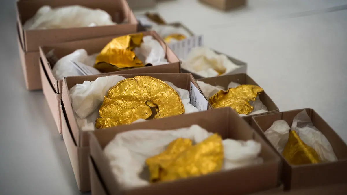 HANDOUT - 27.08.2021, Dänemark, Vejle: Teile des 1500 Jahre alten 22-teiligen Goldschatz, bestehend aus fein dekorierten Medaillons, die vermutlich aus dem 5. Jahrhundert stammen. Auch einige römische Münzen, die zu Schmuck verarbeitet wurden, sind darunter. Der Schatz soll vom 3. Februar 2022 an in Vejle ausgestellt werden. (zu dpa «Traumfund»: 1500 Jahre alter Goldschatz in Dänemark entdeckt") Foto: Museumsverbund der Stadt Vejle/dpa - ACHTUNG: Nur zur redaktionellen Verwendung im Zusammenhang mit der aktuellen Berichterstattung und nur mit vollständiger Nennung des vorstehenden Credits +++ dpa-Bildfunk +++