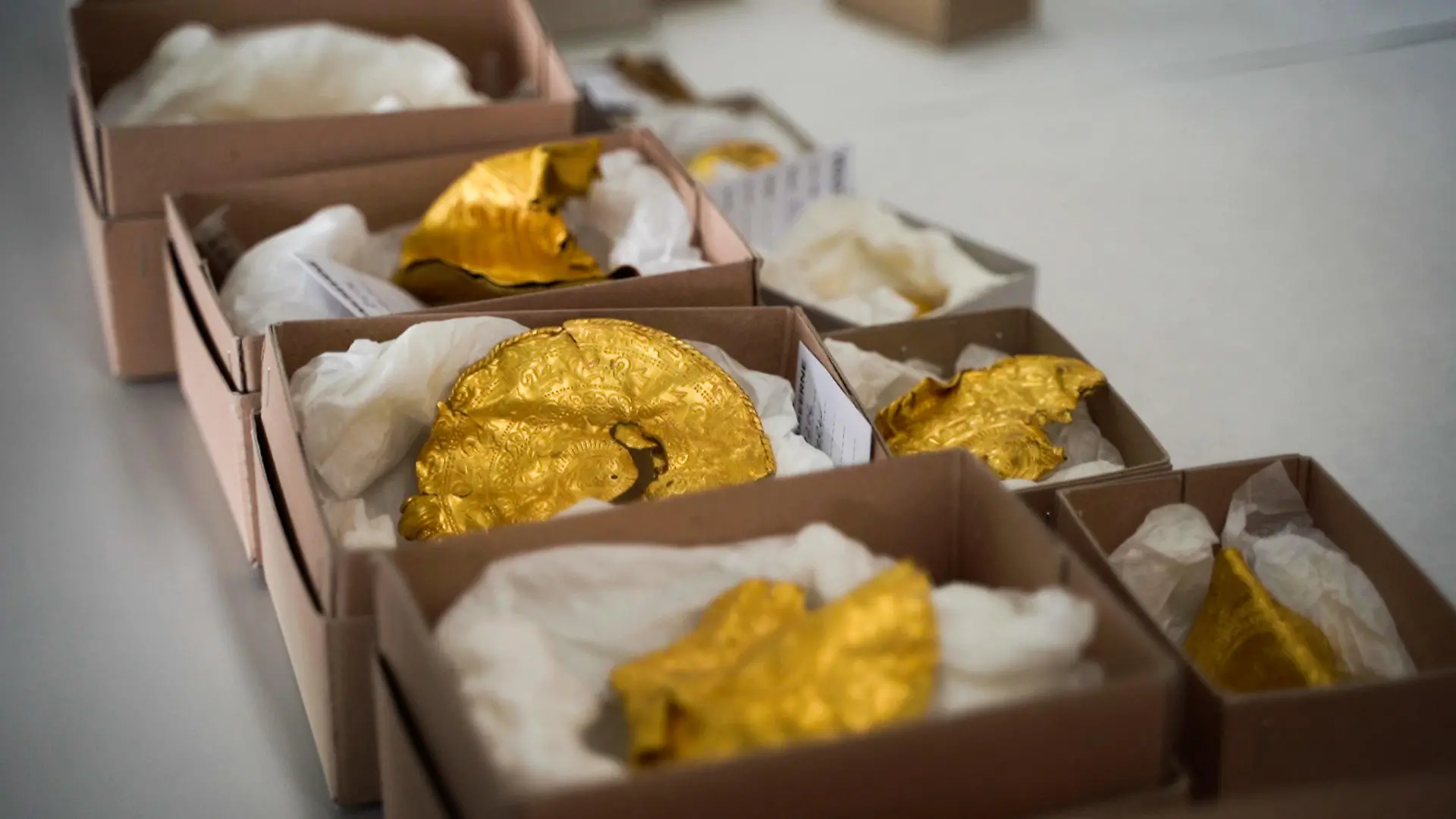 HANDOUT - 27.08.2021, Dänemark, Vejle: Teile des 1500 Jahre alten 22-teiligen Goldschatz, bestehend aus fein dekorierten Medaillons, die vermutlich aus dem 5. Jahrhundert stammen. Auch einige römische Münzen, die zu Schmuck verarbeitet wurden, sind darunter. Der Schatz soll vom 3. Februar 2022 an in Vejle ausgestellt werden. (zu dpa «Traumfund»: 1500 Jahre alter Goldschatz in Dänemark entdeckt") Foto: Museumsverbund der Stadt Vejle/dpa - ACHTUNG: Nur zur redaktionellen Verwendung im Zusammenhang mit der aktuellen Berichterstattung und nur mit vollständiger Nennung des vorstehenden Credits +++ dpa-Bildfunk +++