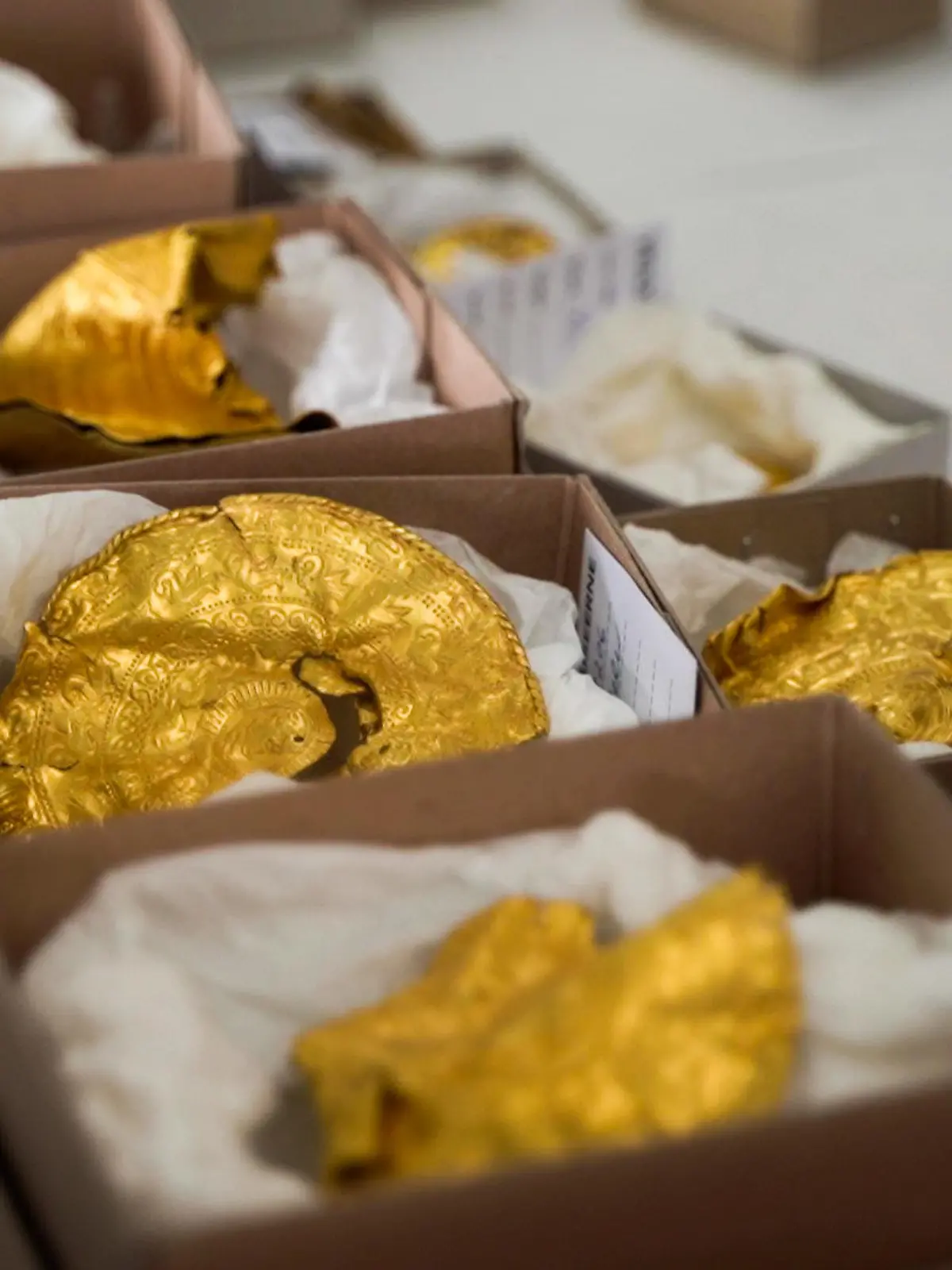 HANDOUT - 27.08.2021, Dänemark, Vejle: Teile des 1500 Jahre alten 22-teiligen Goldschatz, bestehend aus fein dekorierten Medaillons, die vermutlich aus dem 5. Jahrhundert stammen. Auch einige römische Münzen, die zu Schmuck verarbeitet wurden, sind darunter. Der Schatz soll vom 3. Februar 2022 an in Vejle ausgestellt werden. (zu dpa «Traumfund»: 1500 Jahre alter Goldschatz in Dänemark entdeckt") Foto: Museumsverbund der Stadt Vejle/dpa - ACHTUNG: Nur zur redaktionellen Verwendung im Zusammenhang mit der aktuellen Berichterstattung und nur mit vollständiger Nennung des vorstehenden Credits +++ dpa-Bildfunk +++