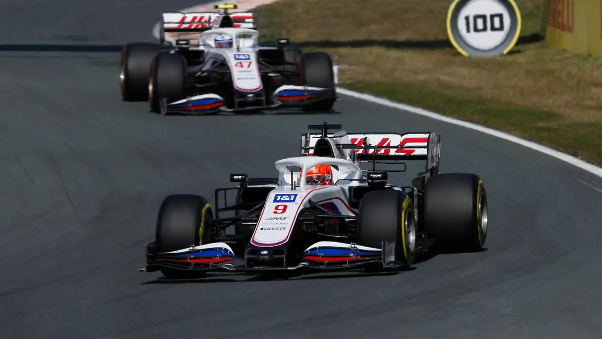  Formula 1 2021: Dutch GP CIRCUIT ZANDVOORT, NETHERLANDS - SEPTEMBER 05: Nikita Mazepin, Haas VF-21, leads Mick Schumacher, Haas VF-21 during the Dutch GP at Circuit Zandvoort on Sunday September 05, 2021 in North Holland, Netherlands. Photo by Zak Mauger / LAT Images Images PUBLICATIONxINxGERxSUIxAUTxHUNxONLY GP2113_130556_56I0387