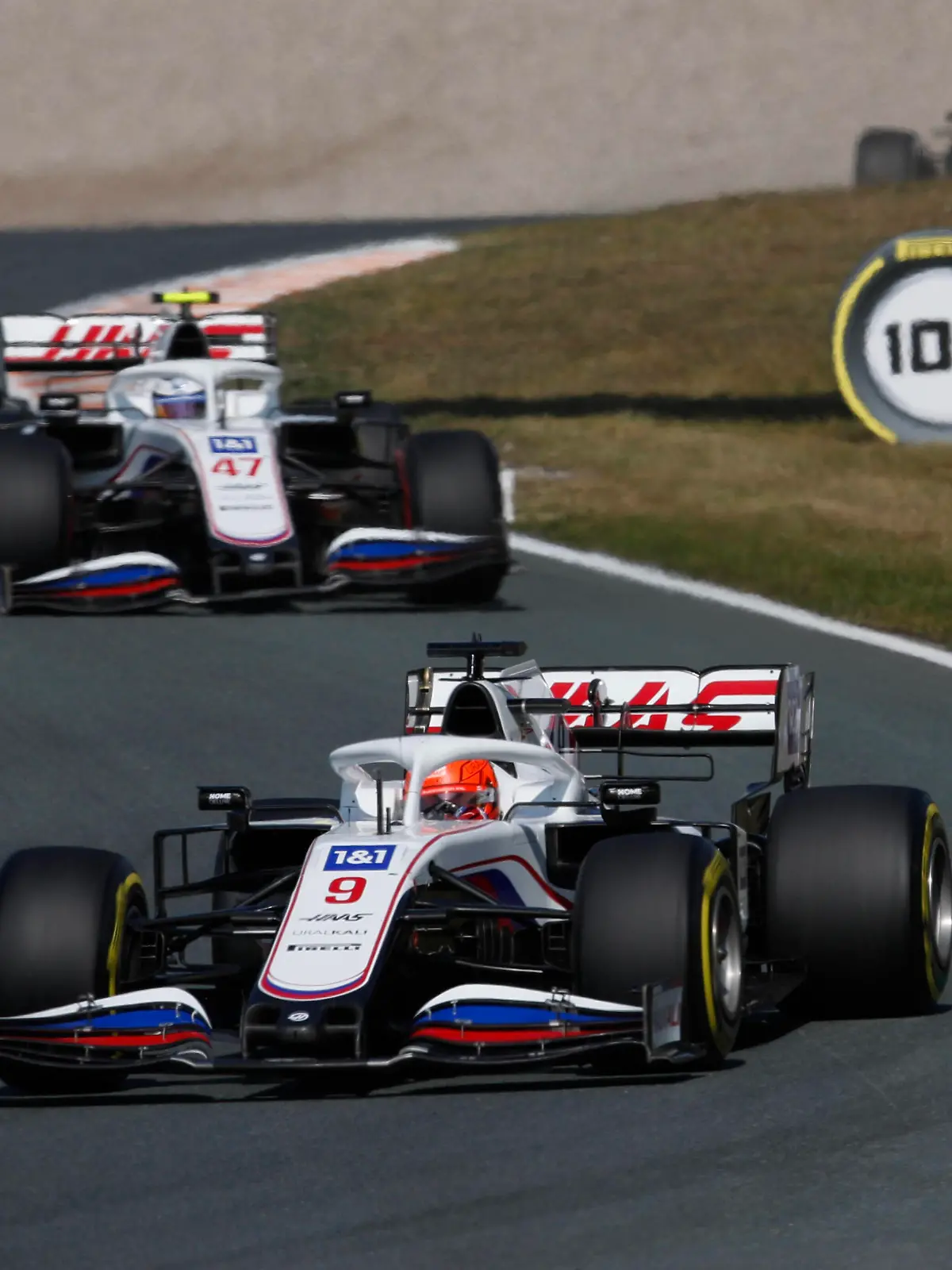  Formula 1 2021: Dutch GP CIRCUIT ZANDVOORT, NETHERLANDS - SEPTEMBER 05: Nikita Mazepin, Haas VF-21, leads Mick Schumacher, Haas VF-21 during the Dutch GP at Circuit Zandvoort on Sunday September 05, 2021 in North Holland, Netherlands. Photo by Zak Mauger / LAT Images Images PUBLICATIONxINxGERxSUIxAUTxHUNxONLY GP2113_130556_56I0387